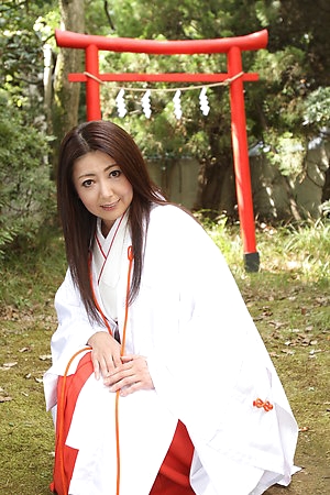 Kimono woman Ayano Murasaki shows her twat