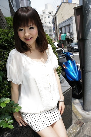 Well-endowed hot Asian lady Ayu Kawashima shows wanting