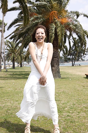 Hot suitor Manami Ichikawa posing in sight